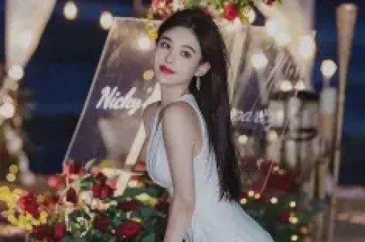 巴黎夜店唱歌偶遇王思聪身边四位女网红环绕不见正牌女友懒懒