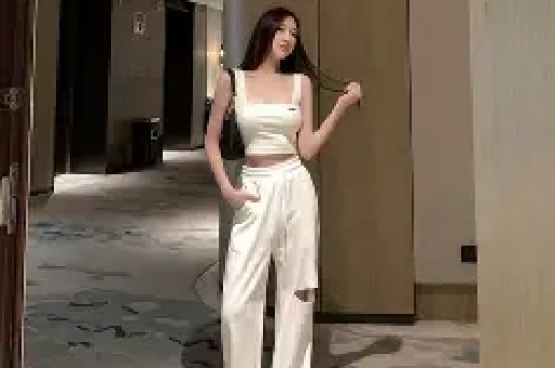 “老干部”靳东老婆晒儿子成长照长腿遗传爸爸认真作画气质佳