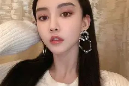 一位美丽时尚的妈妈和她的小女儿在浴室里玩耍