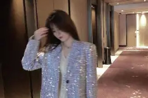 王思聪前女友黄一鸣被曝猛料 被60岁大爷包 嚣张回应 闪闪生父被